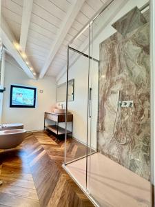 una doccia in vetro in un bagno con lavandino di Top floor design apt, 3bd, 2bt! a Colico