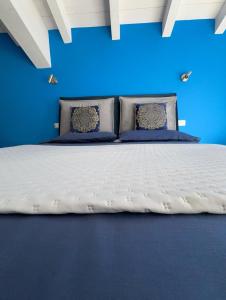 Letto o letti in una camera di Top floor design apt, 3bd, 2bt!