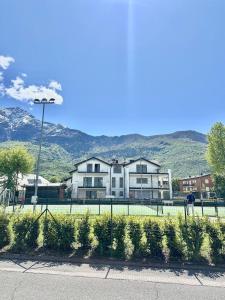 Vista generica sulle montagne o vista sulle montagne dall'interno dell'appartamento