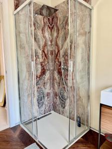 Bagno di Top floor design apt, 3bd, 2bt!