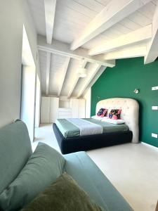 Letto o letti in una camera di Top floor design apt, 3bd, 2bt!