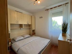 Кровать или кровати в номере ÁRNYAS LIGET APARTMAN - Free parking