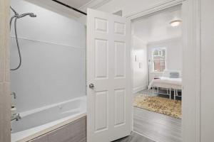 ピッツバーグにあるStylish Northside 4 Bed Off Street Parkingの白いドア付きのバスルーム、ベッドルーム1室が備わります。 +33枚の写真