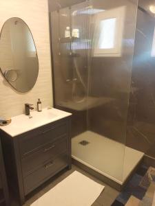 ein Badezimmer mit Dusche, Waschbecken und Spiegel in der Unterkunft Large 4 bed house available for short stays in Petit-Bersac