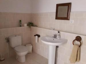 Ένα μπάνιο στο Los Rubiales - Andalusian self catering apartments with pool