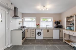 Il comprend une cuisine équipée d'un lave-linge et d'un sèche-linge. dans l'établissement Lavender Cottage, à Charlemont