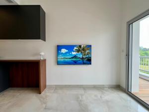 a room with a picture of a palm tree on the wall at EHDΞN Biarritz Arbonne in Arbonne