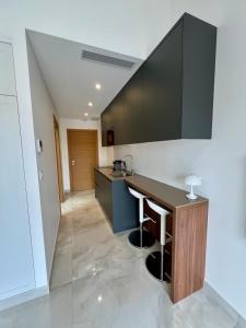 a kitchen with a counter and a bar in a room at EHDΞN Biarritz Arbonne in Arbonne +7 photos