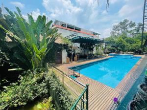 ein großes Schwimmbad neben einem Gebäude in der Unterkunft Tam Coc Lion Kings Hotel & Resort in Ninh Bình