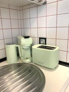 a kitchen counter with a toaster and a toaster at ᛕᏗℤεℝεs ᴀᴘᴀʀᴛᴀᴍᴇɴᴛ in Cáceres +15 photos