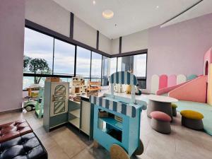 Posezení v ubytování Iconic Regency 3BR Seaview Homestay with Rooftop Pool
