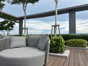 Balkón nebo terasa v ubytování Iconic Regency 3BR Seaview Homestay with Rooftop Pool