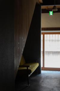 洲本市にあるetoile inn sumoto - Vacation STAY 49252vの窓付きの部屋の黄色いベンチ