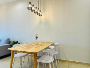 Posezení v ubytování Iconic Regency 3BR Seaview Homestay with Rooftop Pool