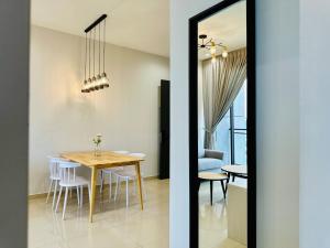 Fotografie z fotogalerie ubytování Iconic Regency 3BR Seaview Homestay with Rooftop Pool v destinaci Bayan Lepas