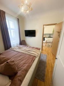 a large bed in a room with a mirror at Cozy little apartment in the heart of Pärnu in Pärnu