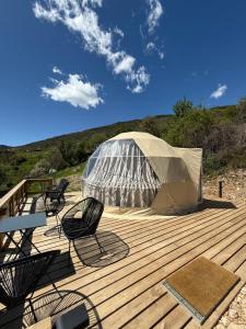 Tienda de campaña en la parte superior de una terraza de madera en Le dôme de Jèpo, en Ilonse