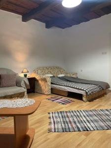 Кровать или кровати в номере Heart of Galysági Village Guesthouse