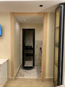 a hallway with a glass door in a room at بن صالح للاستديوهات والشقق المفروشة in 6th Of October +43 photos
