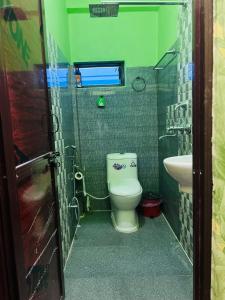 ein kleines Badezimmer mit Toilette und Waschbecken in der Unterkunft Hotel Lekhnath View Tower and Eco Farm in Deorāli + 37 Fotos