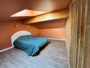 a bedroom with a bed in a room at Appartement cosy in Naujac-sur-Mer