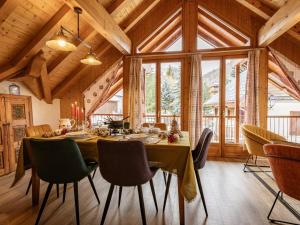 Χώρος καθιστικού στο Appartement 5* avec cheminée, sauna et jacuzzi, proche remontées et centre – 6 pers - FR-1-263-153