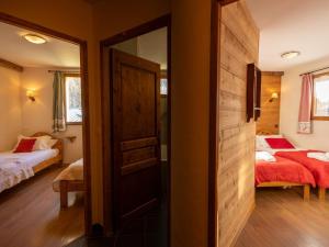 Ένα ή περισσότερα κρεβάτια σε δωμάτιο στο Chalet Triplex 12 Pers., Luxe, Exposé Sud-Est, Proche Pistes, Animaux Acceptés - FR-1-263-156