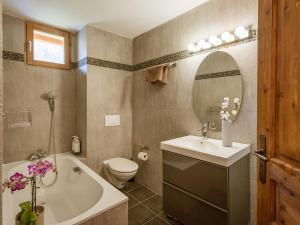a bathroom with a tub and a sink and a toilet at Chalet Triplex 12 Pers., Luxe, Exposé Sud-Est, Proche Pistes, Animaux Acceptés - FR-1-263-156 in Valloire +13 photos