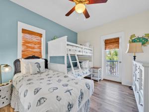 une chambre avec un lit superposé et un ventilateur de plafond dans l'établissement Blue Sky Bungalow 156, à Seagrove Beach 31 autres photos