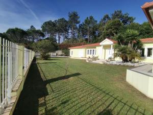a fence in the yard of a house at Casa das Marinhas in Caminha