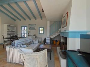 un soggiorno con 2 divani e una sala da pranzo di Charmante maison avec accès direct plage, jardin clos, 6 couchages, et ménage inclus - Noirmoutier - FR-1-224B-75 a Noirmoutier-en-l'lle Altre 15 foto