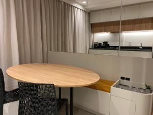 una cucina con un tavolo di legno in una stanza di LOFT Ed Carbono a Blumenau Altre 13 foto