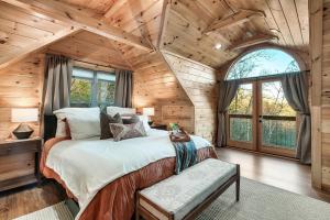 Postel nebo postele na pokoji v ubytování Hemlocke Hideaway