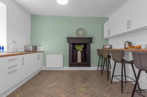 Η κουζίνα ή μικρή κουζίνα στο Arran Cottage - 4 Bed Home on M8