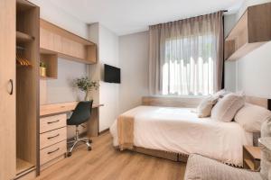 Ένα ή περισσότερα κρεβάτια σε δωμάτιο στο Livensa Living Pamplona Albergue Juvenil +11 φωτογραφίες