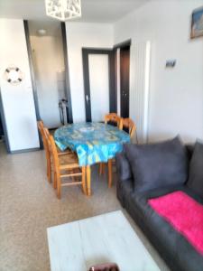 un salon avec un canapé et une table dans l'établissement Dalhias, à Saint-Hilaire-de-Riez