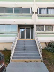 - un bâtiment avec des escaliers menant à une porte dans l'établissement Dalhias, à Saint-Hilaire-de-Riez