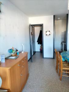 une chambre avec un bureau et une chambre avec un lit dans l'établissement Dalhias, à Saint-Hilaire-de-Riez 3 autres photos
