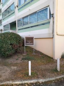 un panneau devant un bâtiment dans l'établissement Dalhias, à Saint-Hilaire-de-Riez