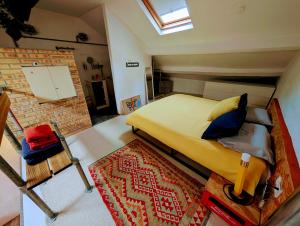 Postel nebo postele na pokoji v ubytování Garage Number 9 Private Urban Loft Apartment with Jacuzzi in Le Dorat + 27 fotografií