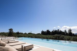 Bazén v ubytování Villa Terra Infinity Views & Golden Sunsets nebo v jeho okolí