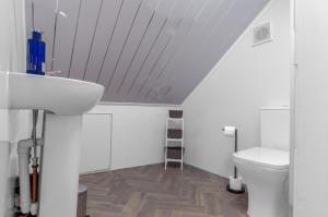 Ένα μπάνιο στο Arran Cottage - 4 Bed Home on M8 +33 φωτογραφίες