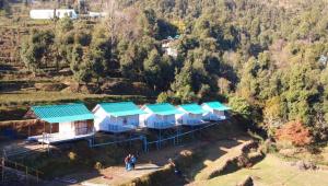 比姆塔尔Escape Pod Himalayan Campsite的蓝色屋顶一排房子的顶部景色