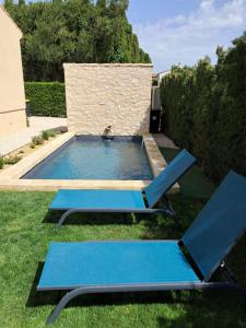 Kolam renang di atau dekat dengan La maison de Manon, 4-5personnes, 75m2, centre village avec piscine privée