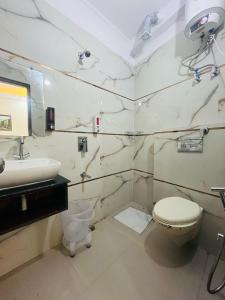 Koupelna v ubytování Hotel Mannat Green Near Naraina Vihar Metro Station + 29 fotografií