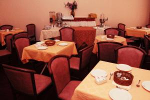 a dining room with many tables and chairs and tablesktop at Hotel Luna Rossa in Naples