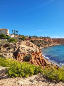 une vue de la plage depuis une falaise dans l'établissement Nautilus Orihuela Costa, à Villacosta