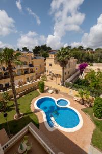- une vue sur la piscine bordée de palmiers et de bâtiments dans l'établissement Nautilus Orihuela Costa, à Villacosta 18 autres photos