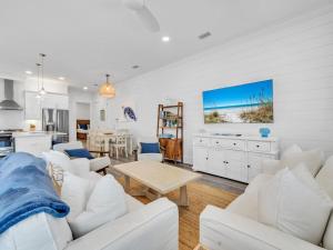 un soggiorno con mobili bianchi e una cucina di Casita Grayton a Santa Rosa Beach
