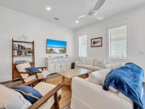 un soggiorno con mobili bianchi e tavolo di Casita Grayton a Santa Rosa Beach